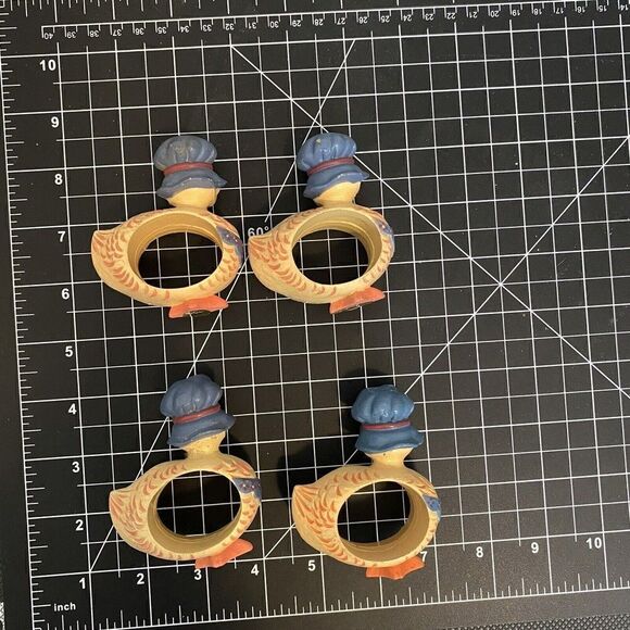 Vintage Set of 4 Duck Wearing Bonnet Napkin Rings Country Decor Reed Kitsch - Picture 3 of 5